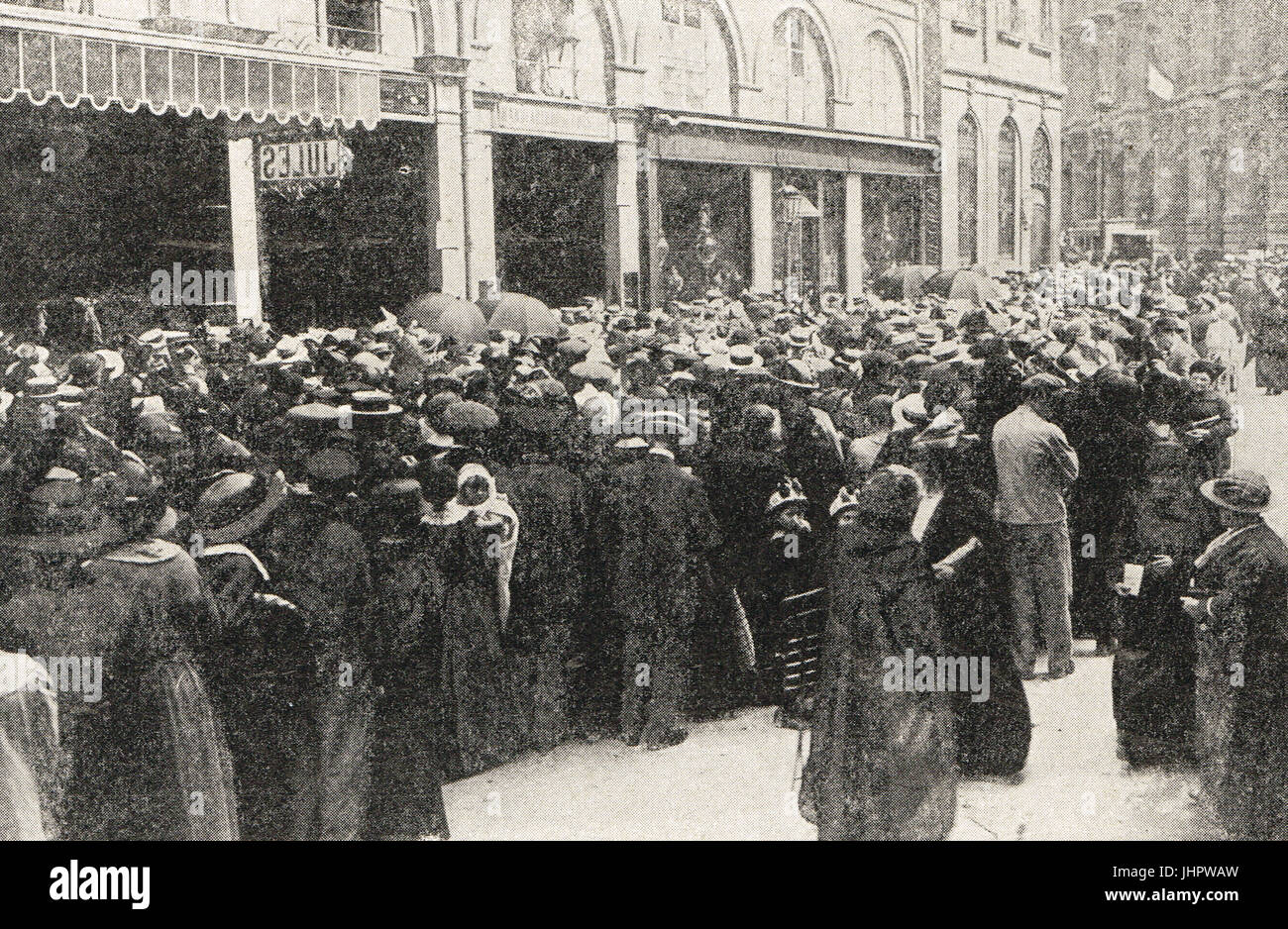 Run on banks, Paris, France, 1914 Stock Photo