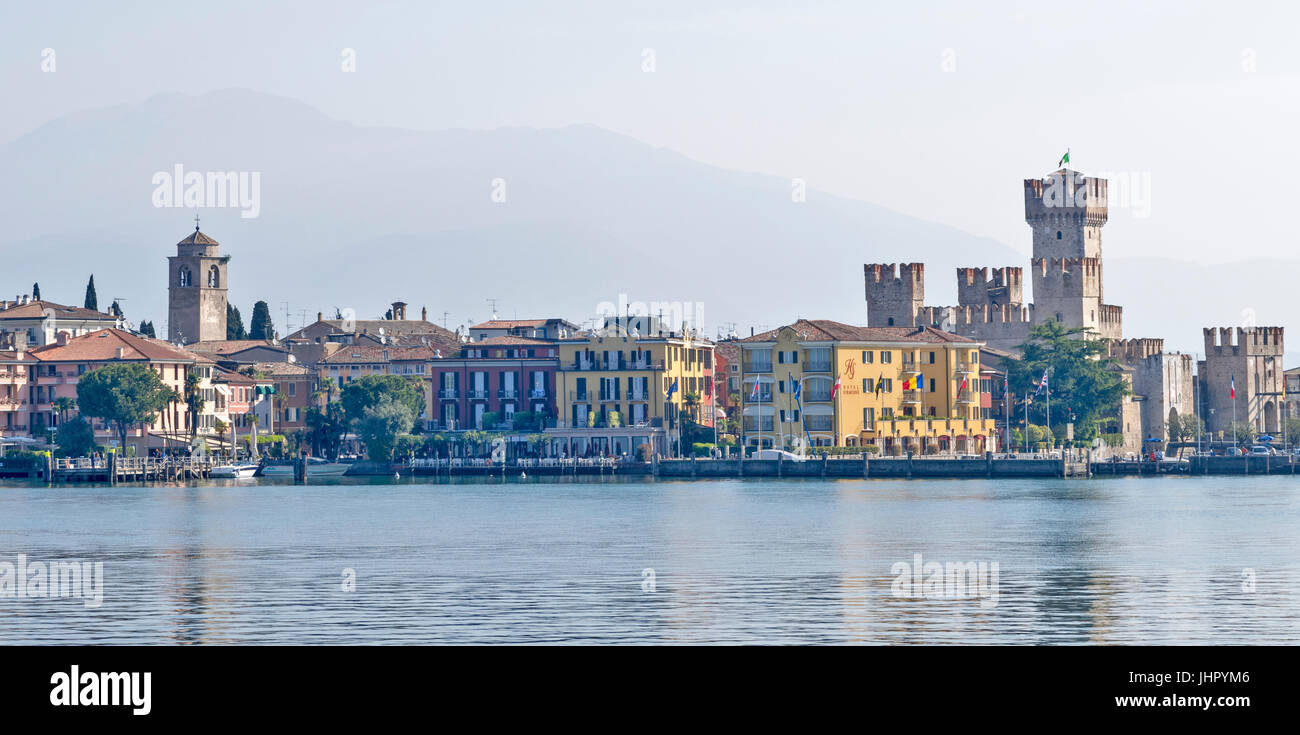 LAKE GARDA SIRMIONE LAKESIDE FRONT APPROACHED BY BOAT WITH SCALIGERI CASTLE ON THE RIGHT Stock Photo