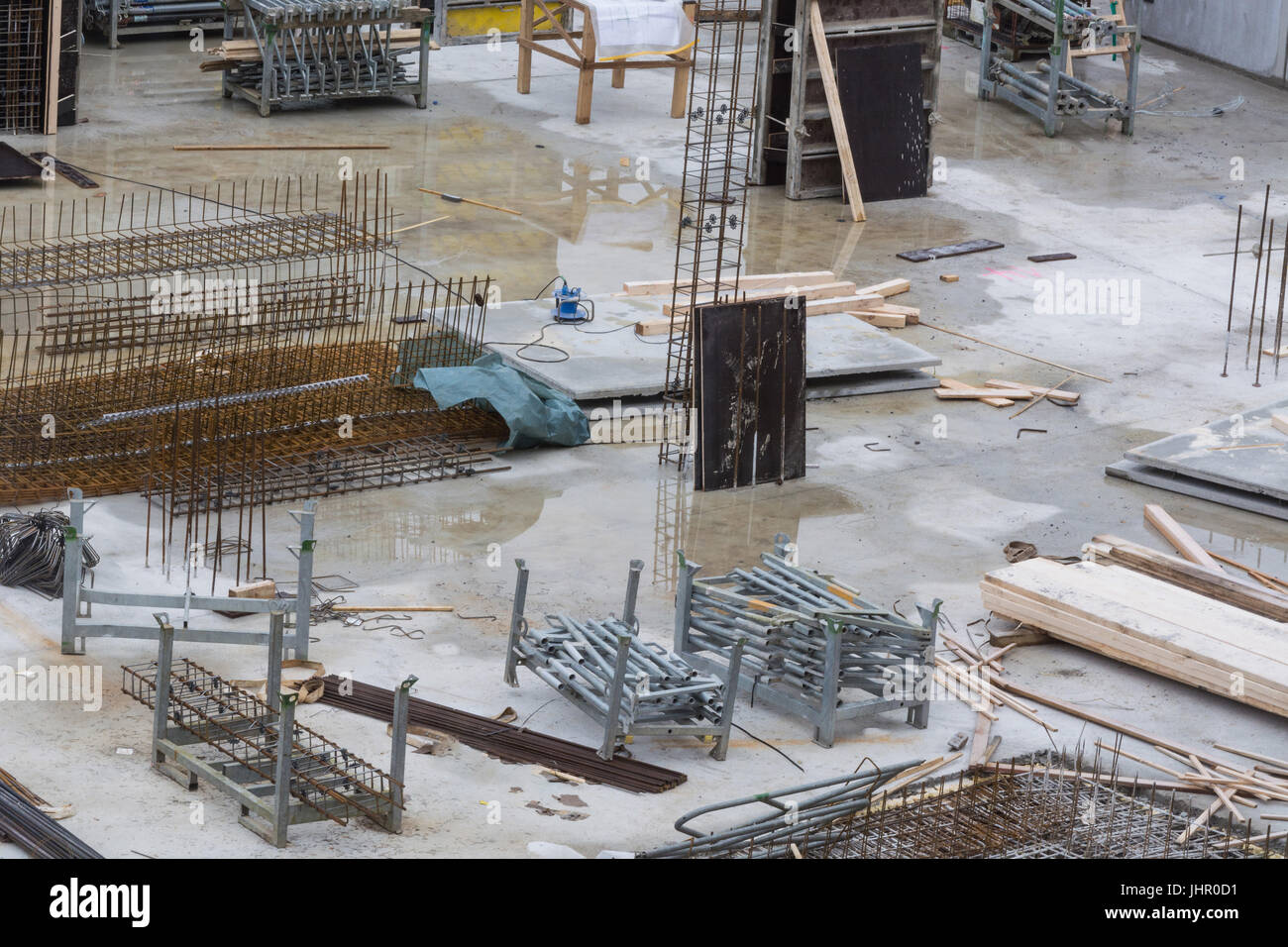 Construction of steel and concrete for the construction of an apartment ...