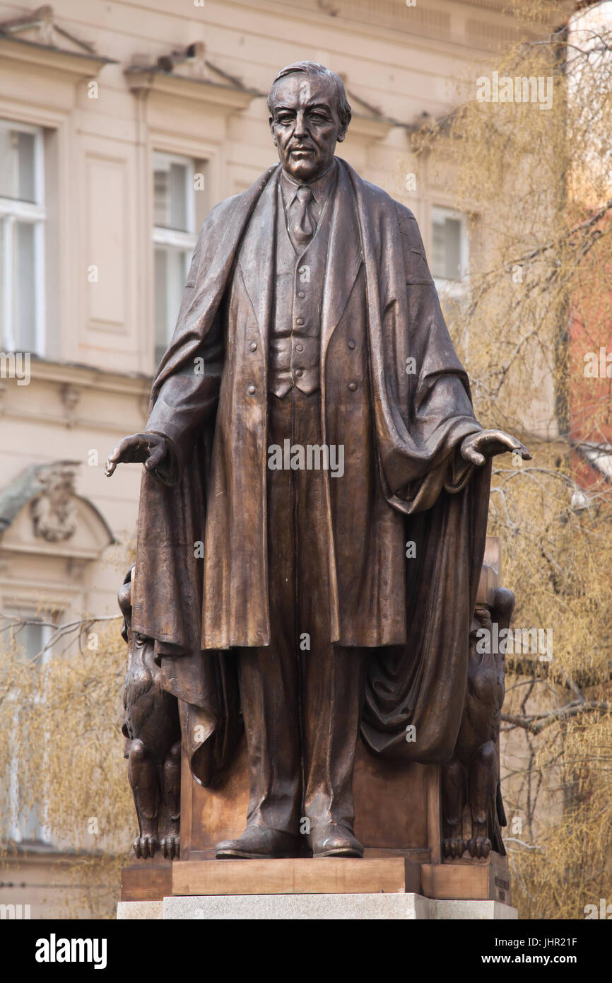 Monument to US President Thomas Woodrow Wilson designed by Czech-American sculptor Albín Polášek (1928) in front of the Main Railway Station in the Vrchlického Gardens in Prague, Czech Republic. The original statue from 1928 was destroyed by the German Nazi authorities in 1941 and the replica was erected in 2011. Stock Photo