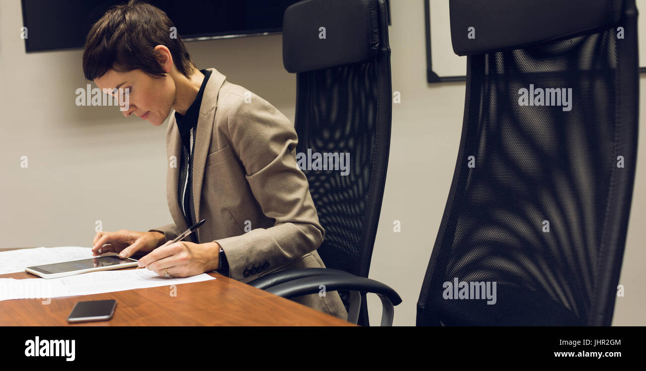 Businesswoman working at her desk in office Stock Photo - Alamy