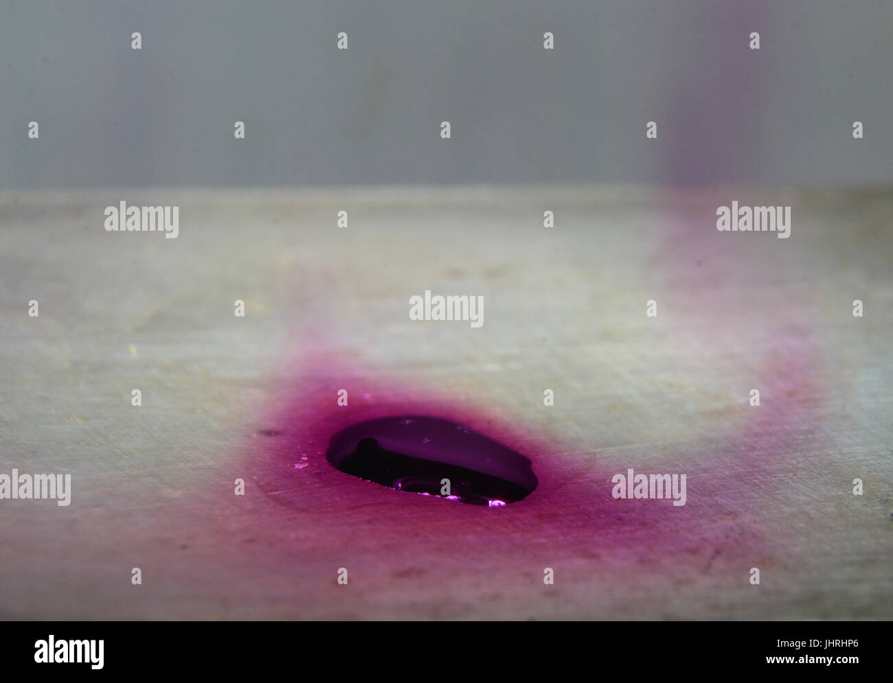 https://c8.alamy.com/comp/JHRHP6/iodine-evaporates-on-a-hot-plate-causing-ghostly-violet-vapors-to-JHRHP6.jpg