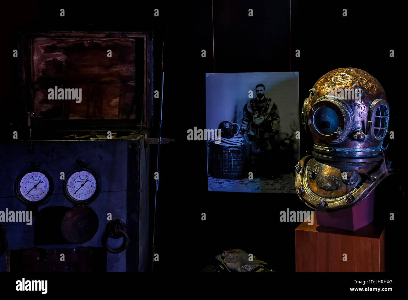 Naval deep sea diver suit hi-res stock photography and images - Alamy