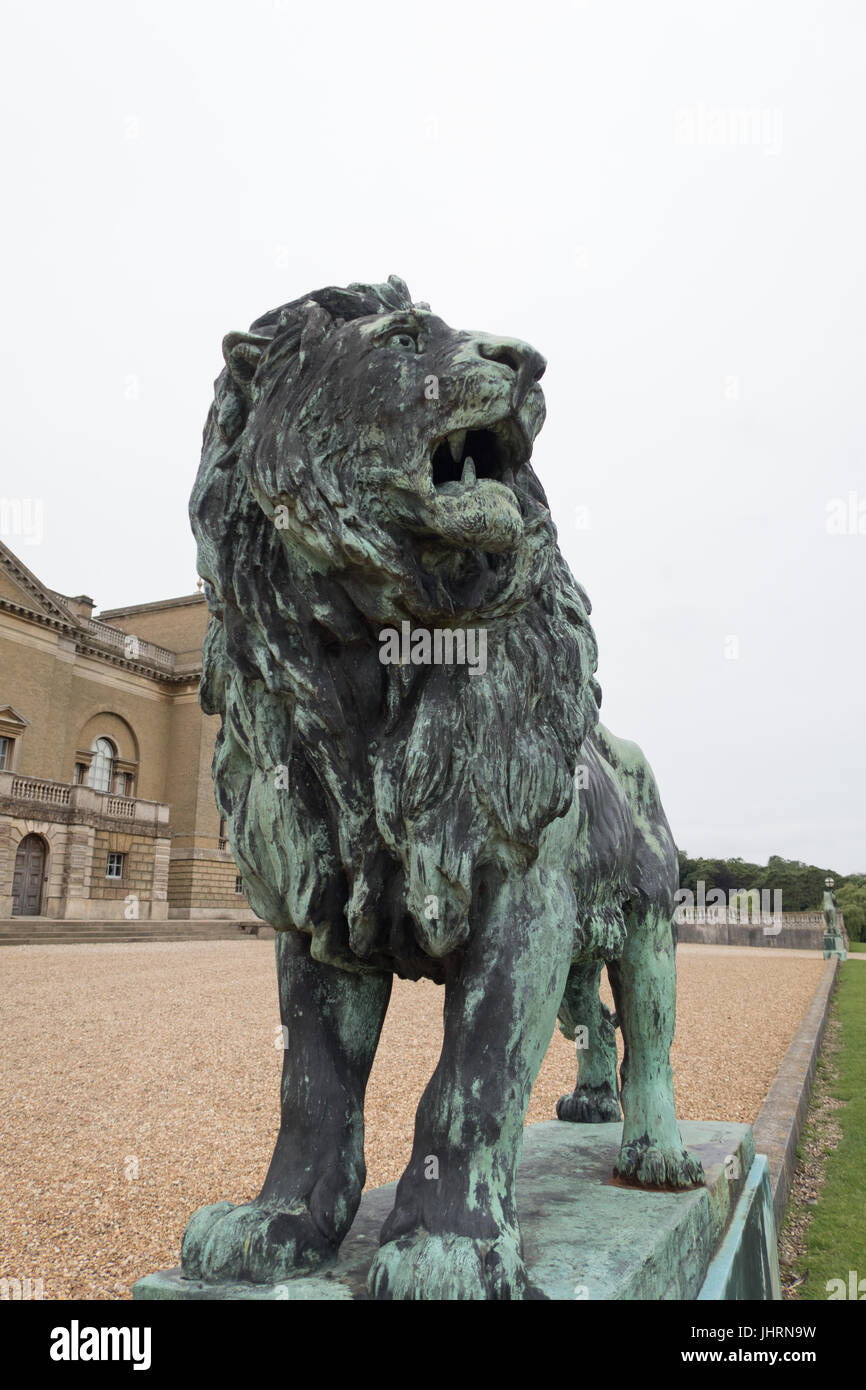 LARGE BRONZE LION STATUE SCULPTURE Stock Photo Alamy