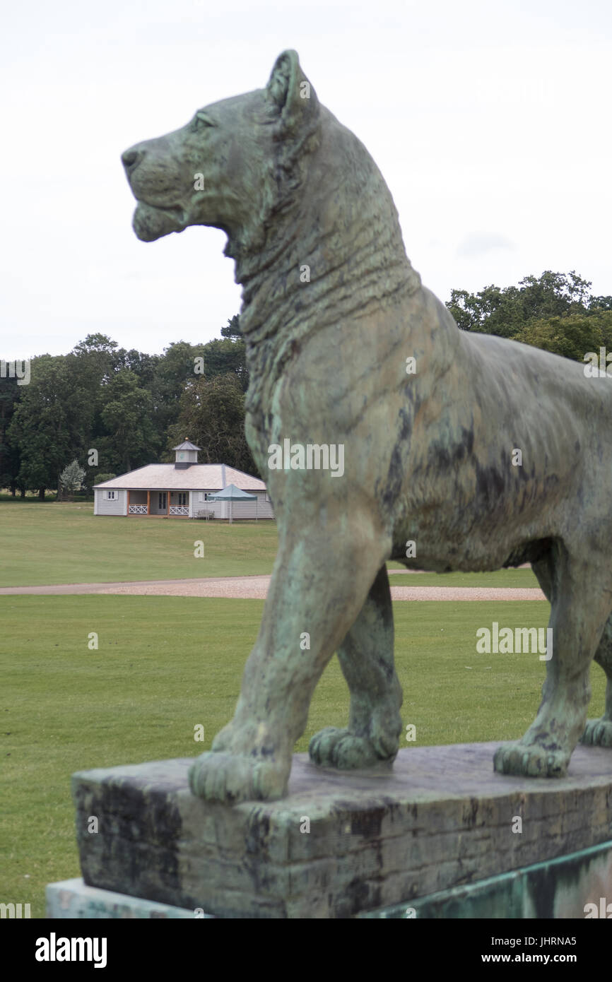 LARGE BRONZE LION STATUE SCULPTURE Stock Photo Alamy