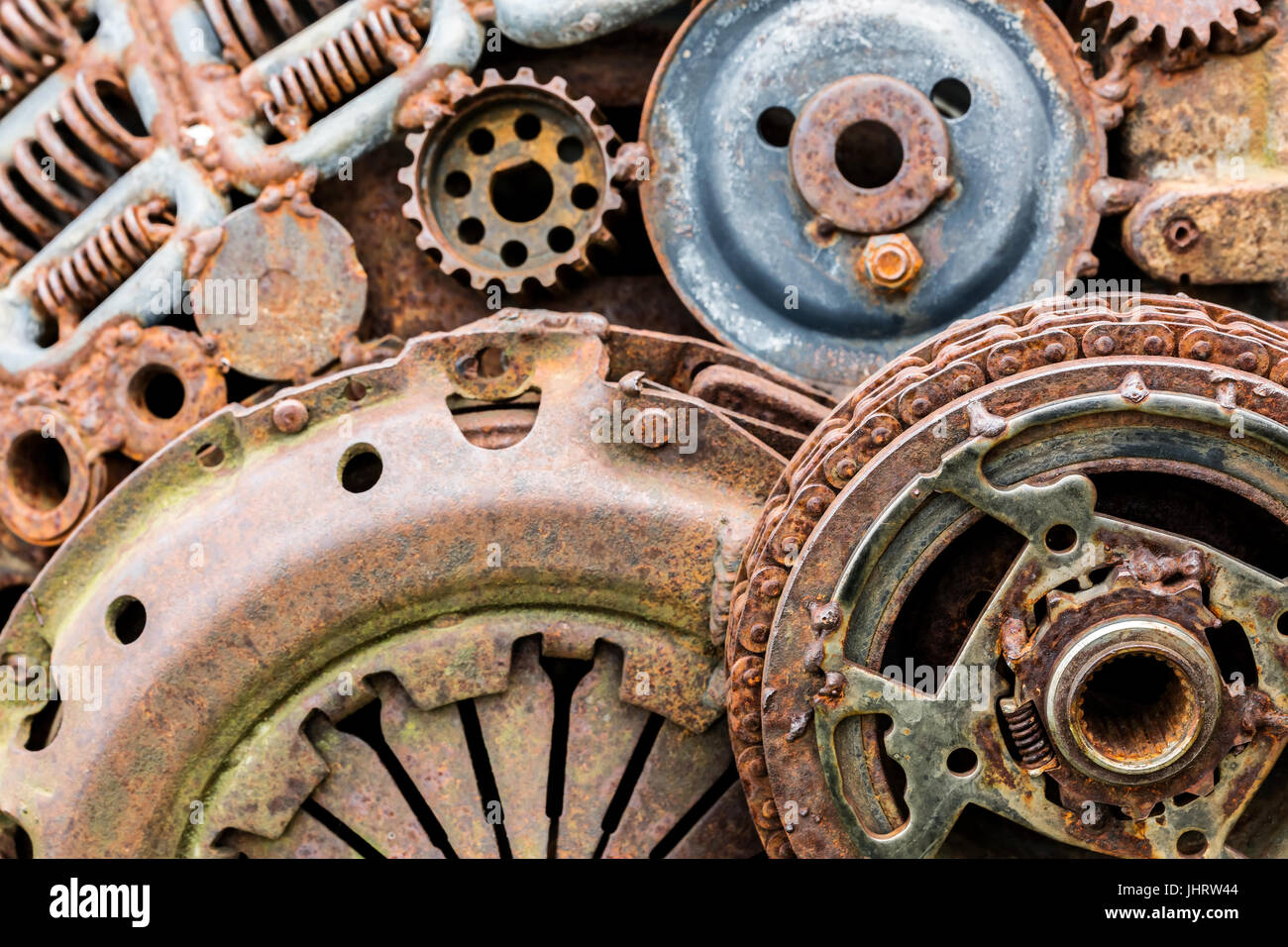 старые детали. ржавые автозапчасти. старинная деталь. старые запчасти. старые запчасти.