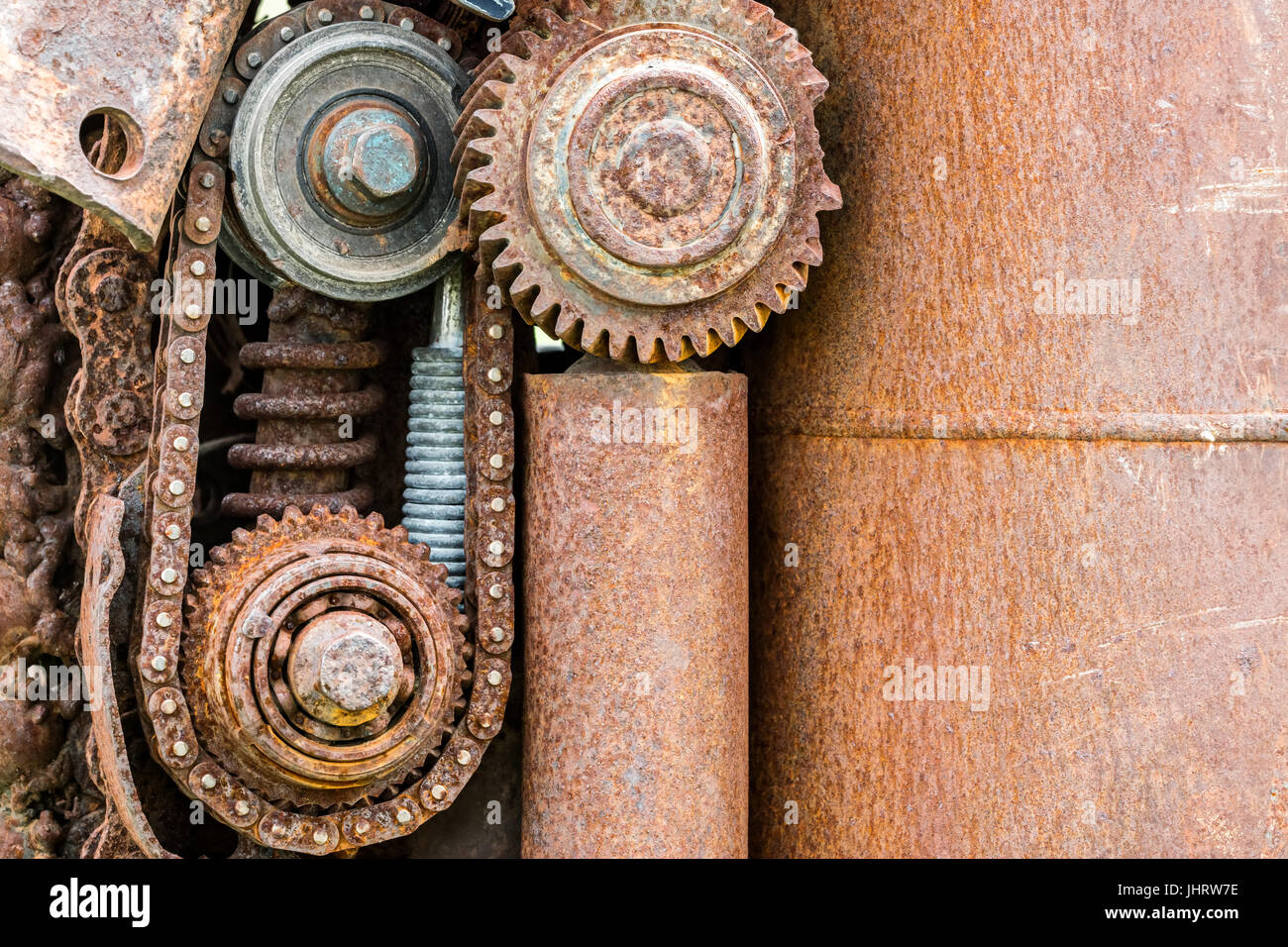 маленькая железная гантелеобразная деталь старая. железо деталь старая. шестеренки механизм. стимпанк фигуры. старые детали.