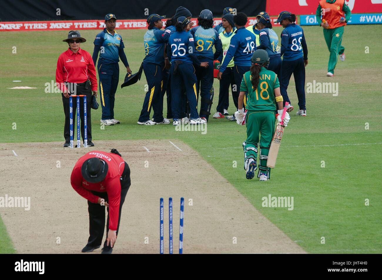 Leicester, England, 15th July 2017. Sri Lanka celebrate the run out of Syeda Nain of Pakistan in the ICC Women’s World Cup 2017 at Grace Road, Leicester. Credit: Colin Edwards/Alamy Live News. Stock Photo