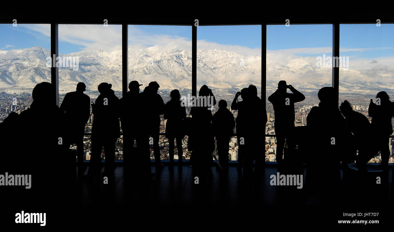 Santiago, Chile. 15th July, 2017. People enjoy the scenery of Santiago, capital of Chile, on July 15, 2017. Strong rains, storms, waves and snowfalls affected 14 of 15 regions in Chile on Saturday. Credit: Sebastian Beltran Gaete/AGENCIAUNO/Xinhua/Alamy Live News Stock Photo