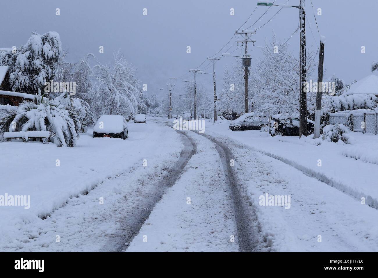 Santiago. 15th July, 2017. Photo taken on July 15, 2017 shows the view of snow-covered street in Santiago, capital of Chile. Strong rains, storms, waves and snowfalls affected 14 of 15 regions in Chile on Saturday. Credit: Maurice Hiriart/AGENCIAUNO/Xinhua/Alamy Live News Stock Photo