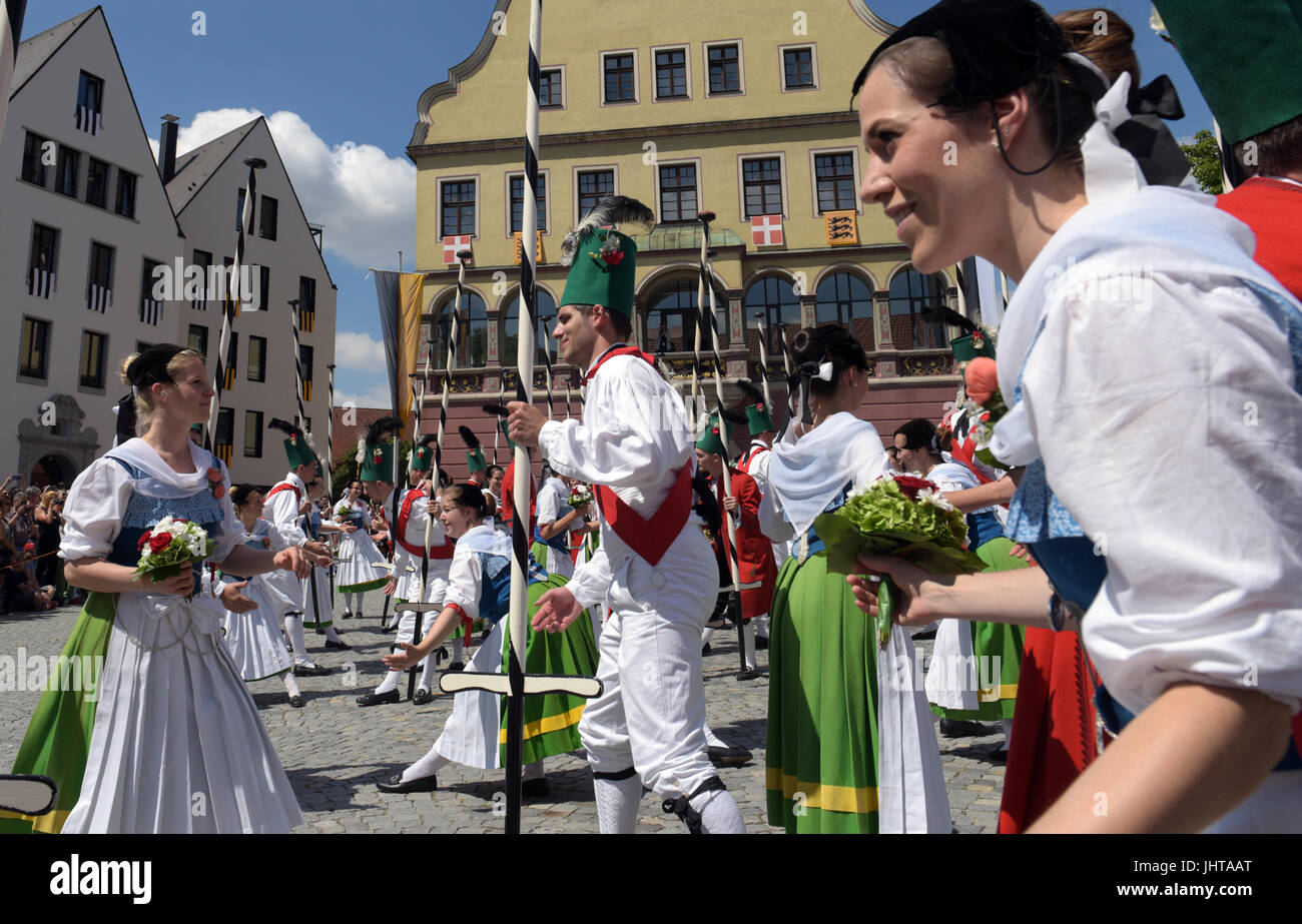 Ulm, Germany. 16th July, 2017. Couples in historical dress can be seen dancing during the Fisher's dance in Ulm, Germany, 16 July 2017. Every four years the water jousting festival takes place in Ulm - costumed participants try their best to tip each other into the Danube river with lances. Photo: Stefan Puchner/dpa/Alamy Live News Stock Photo
