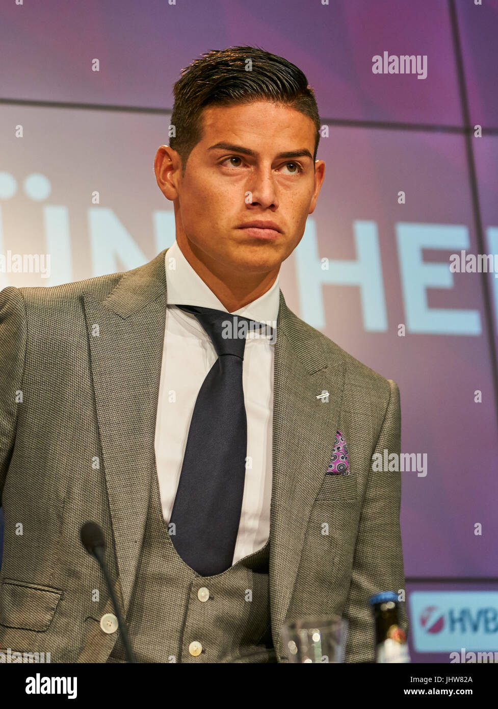 Cristiano Ronaldo looks more of an orange fool than a golden god as he  shows off deep tan - Mirror Online