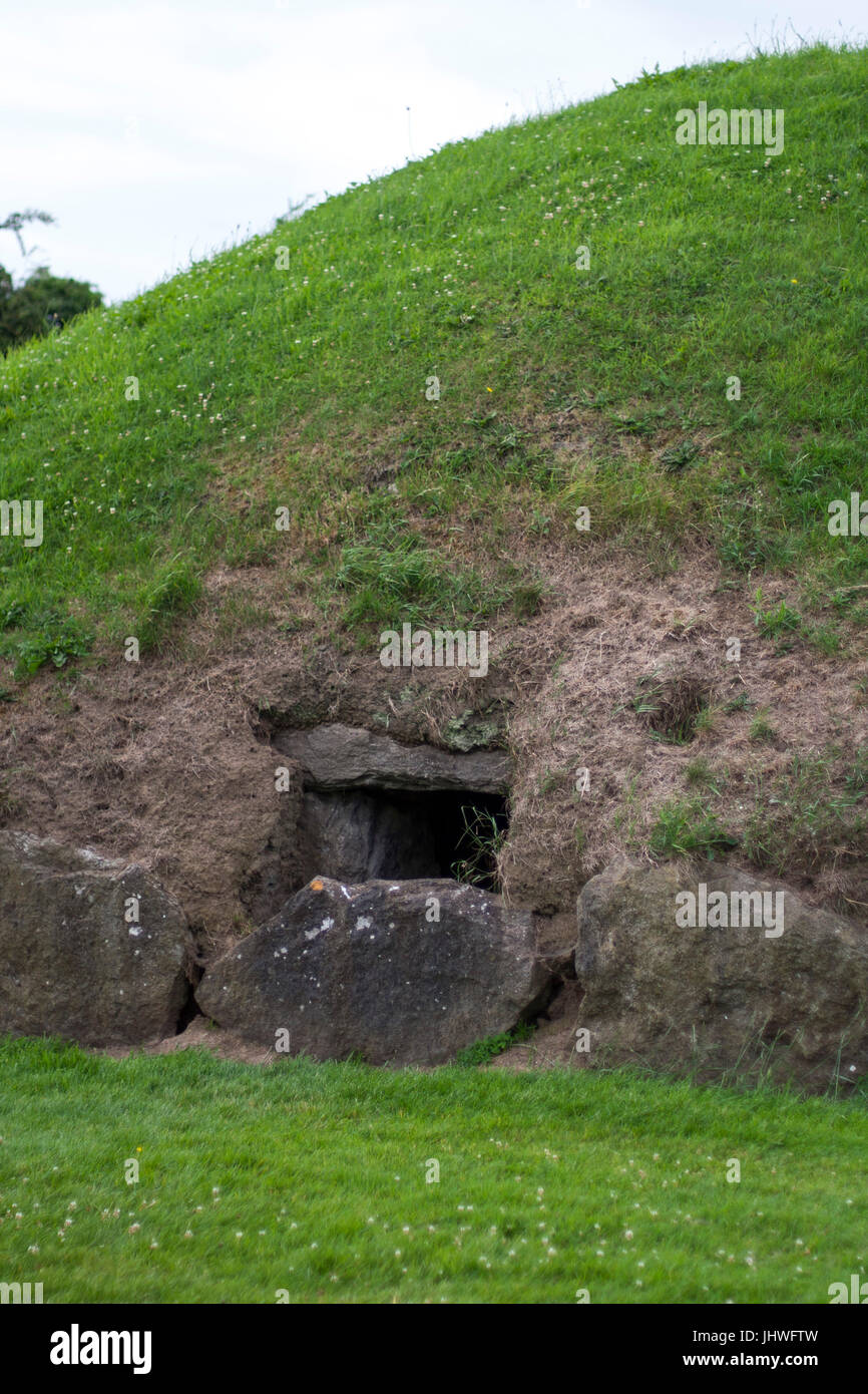 Irish burial mounds hires stock photography and images Alamy