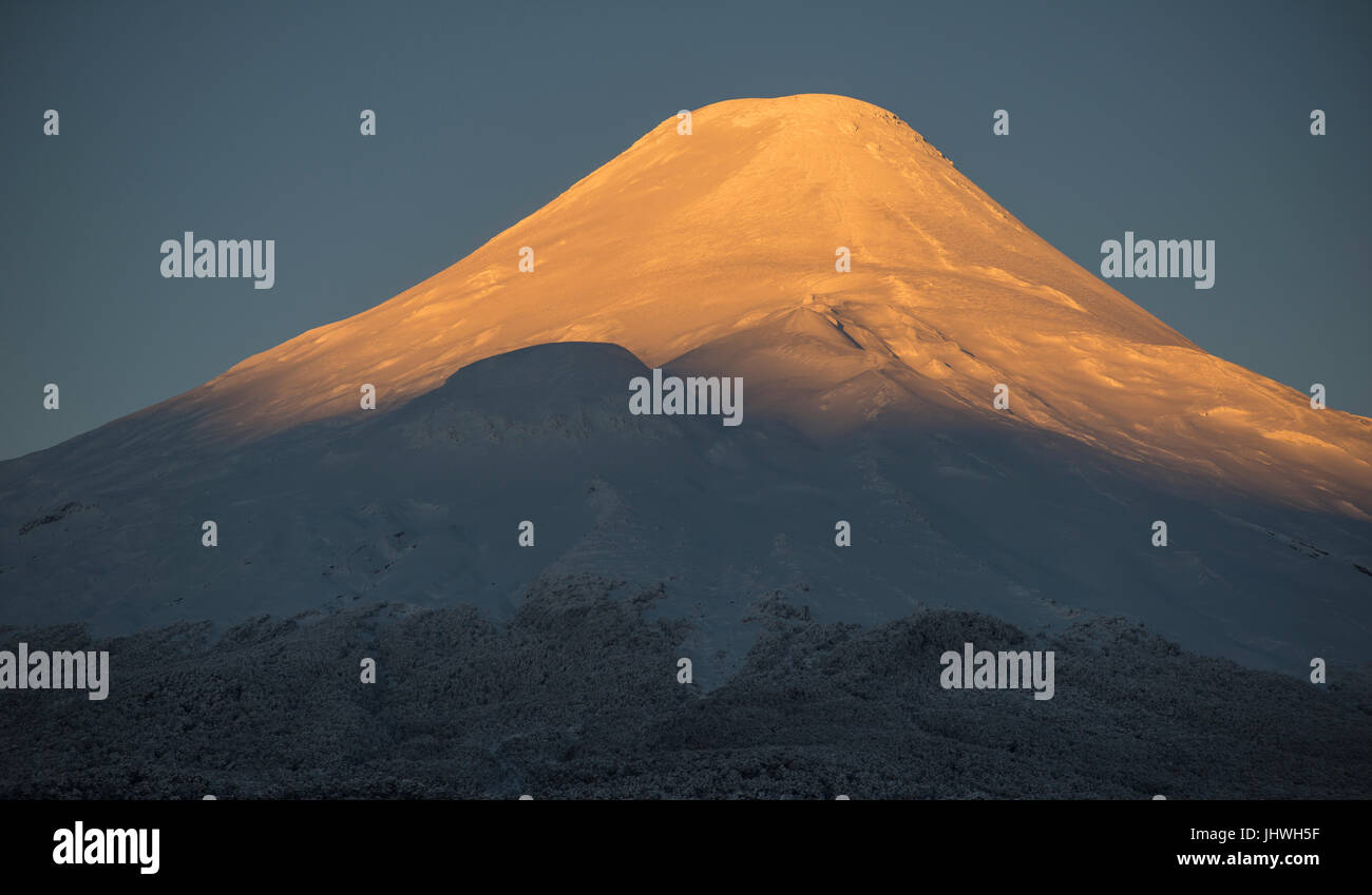 Volcán Osorno / Osorno volcano. El volcán Osorno se ubica en la región de los Lagos y es considerado uno de los más hermosos del Mundo. Stock Photo