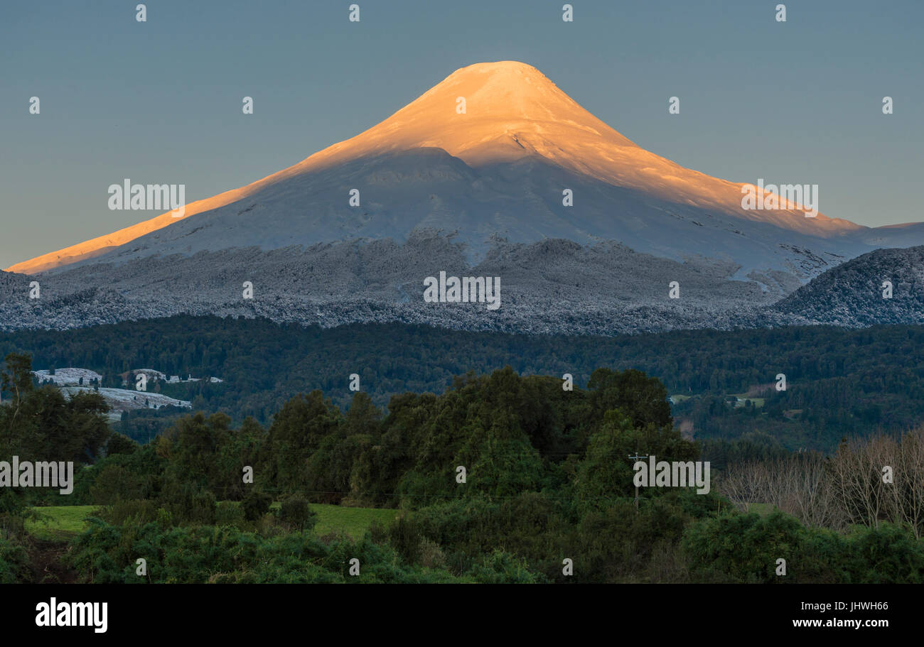 Volcán Osorno / Osorno volcano. El volcán Osorno se ubica en la región de los Lagos y es considerado uno de los más hermosos del Mundo. Stock Photo
