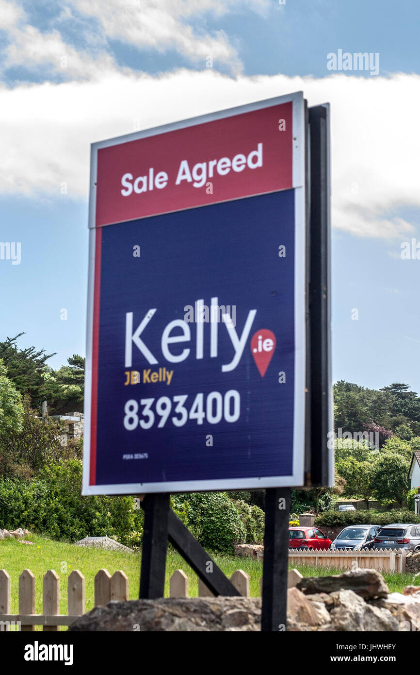 Sale Agreed house property sign mounted on wooden stilts Stock Photo