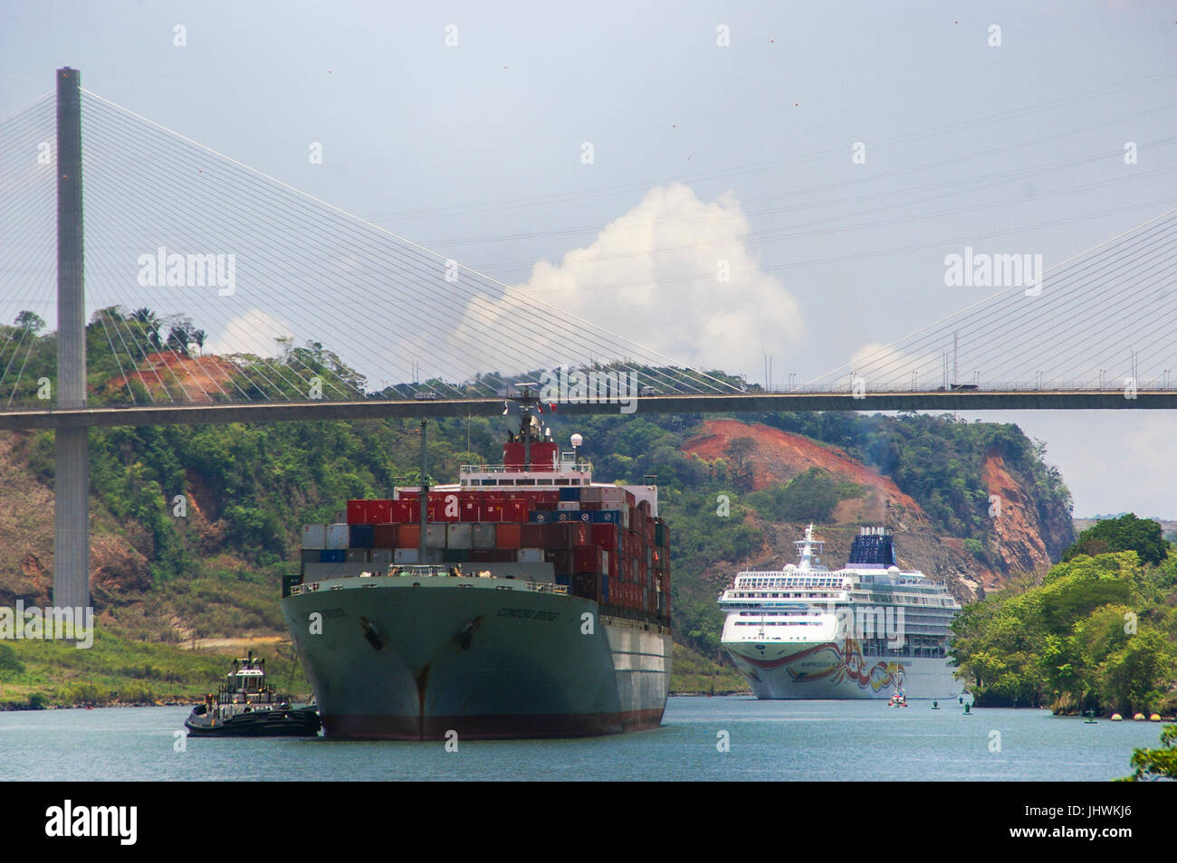 The Norwegian Sun Cruise ship under the Centennial Bridge in the Panama ...
