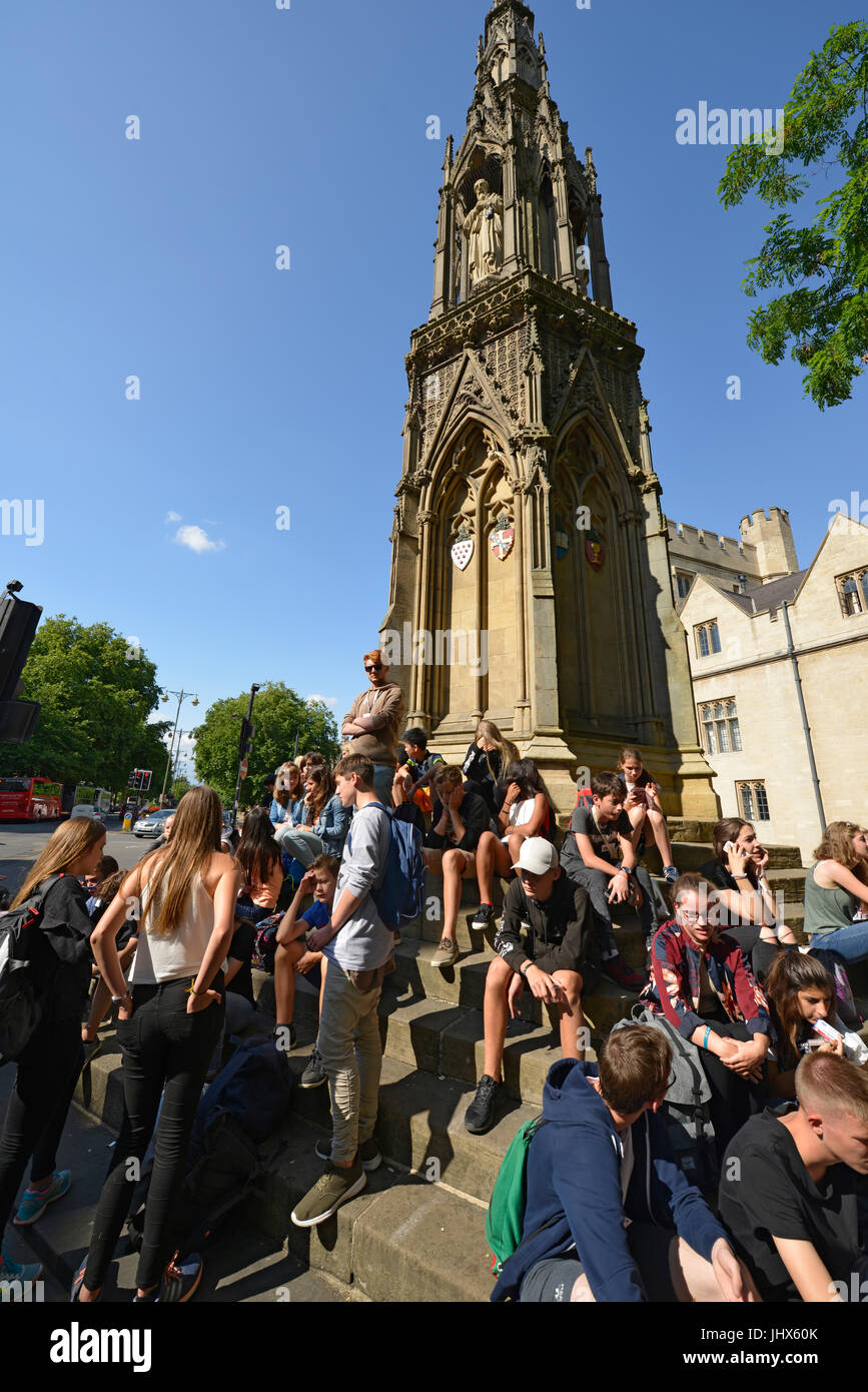 Foreign students and tourists enjoying a visit to Oxford and the Martyrs' Memorial Stock Photo