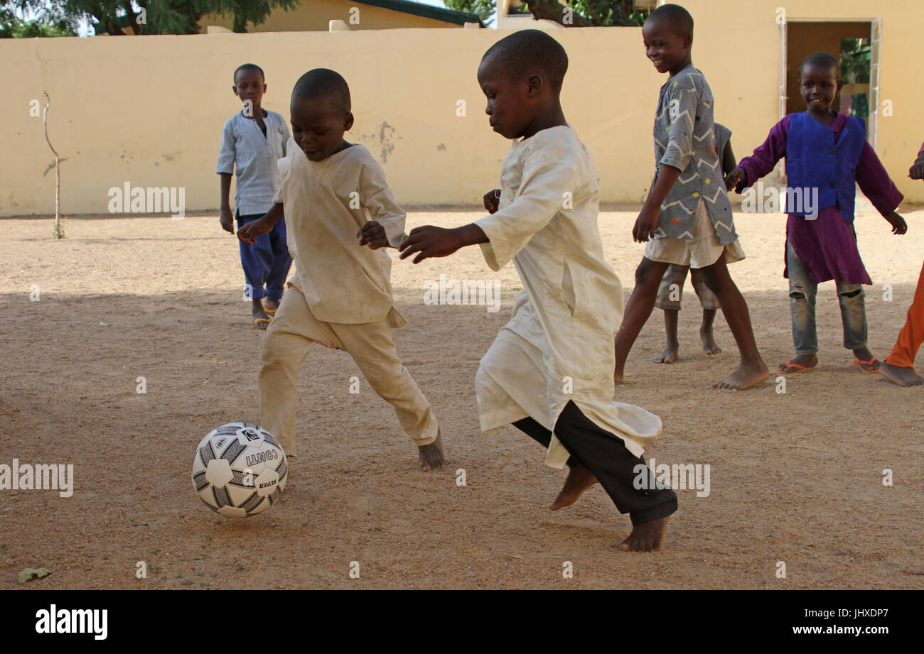 Playing c. Player in c табы. Playing c. Playing c. Дети играющие в настольные игры.