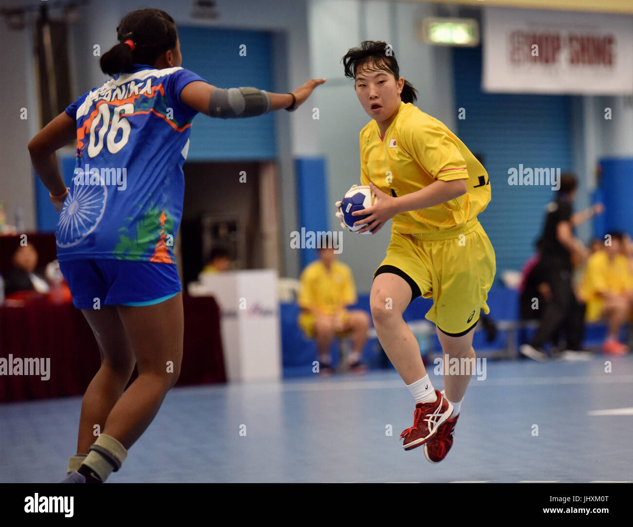 Hong Kong. 17th July, 2017. Japan's Natsuki Aizawa (R) competes during