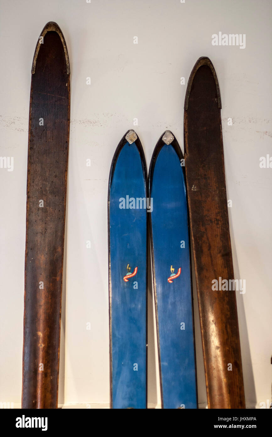 Antique wood skis hi-res stock photography and images - Alamy