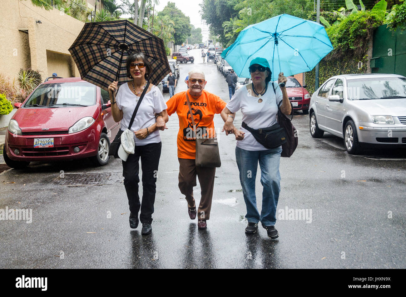 A volunteer of the party of Leopoldo Lopez, Popular Will, arrives at the house where it will be confined, the political leader. In a surprise move, Ve Stock Photo