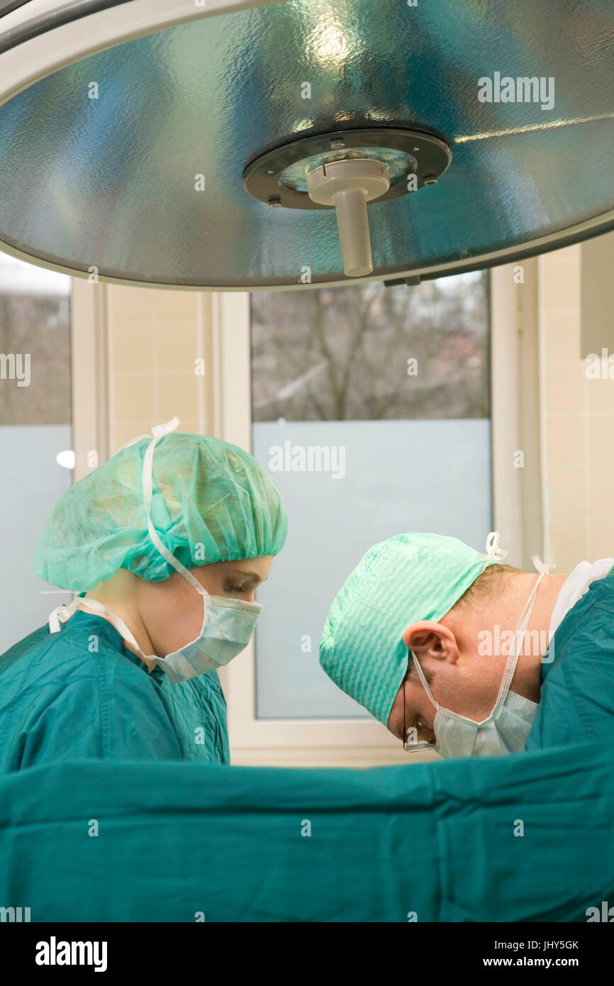 Operation team in the hospital, Operationsteam im Krankenhaus Stock ...