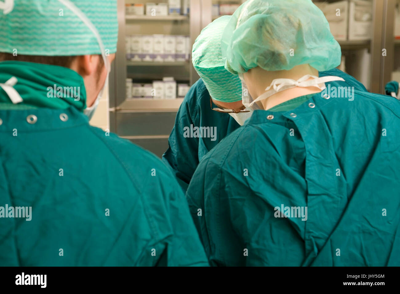 Operation team in the hospital, Operationsteam im Krankenhaus Stock ...
