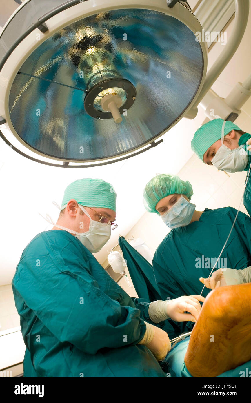 Operation team in the hospital, Operationsteam im Krankenhaus Stock ...