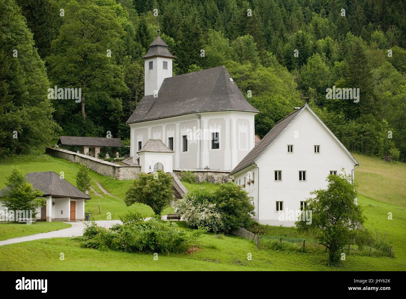 Church and mountaineer's cemetery in brook Johns, Gesa use national park, Styria, O ? ss ? sterreich - Church and Cemetery in brook Johns, Gesaeuse Na Stock Photo