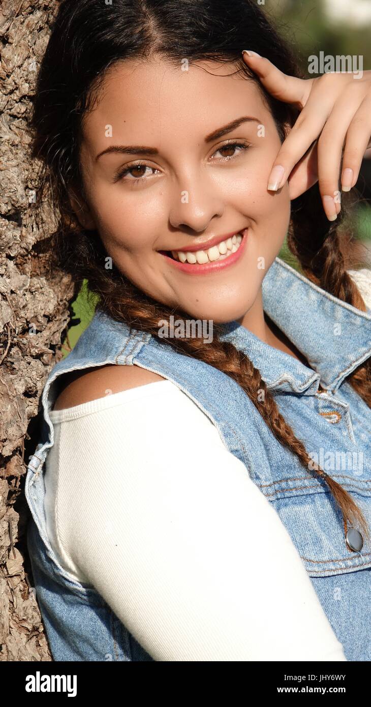 Teens smiling hi-res stock photography and images - Alamy