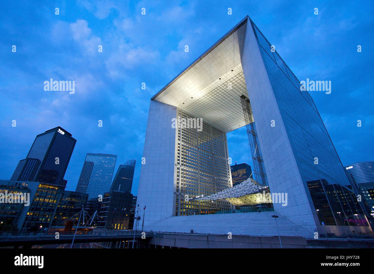 La grandee ark in the La Defense, Paris, France - La grandee ark in La Defense, Paris, France, La Grande Arche im La Defense, Frankreich - La Grande A Stock Photo