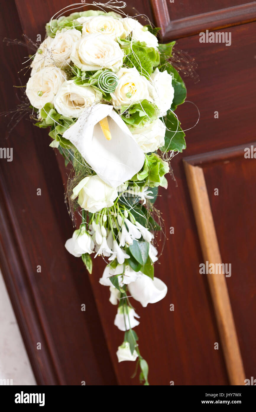 know? he bridal bouquet? hangs on the door - white bouquet hanging on the door, weiﬂer Brautstrauﬂ h‰ngt an der T¸r - white bouquet hanging on the doo Stock Photo