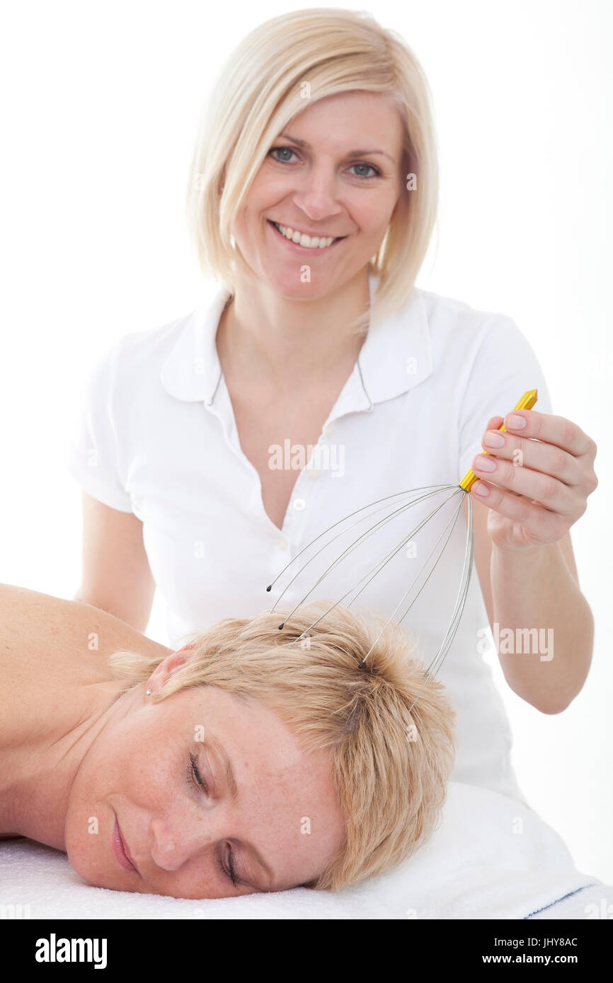 Woman Receives A Scalp Massage Woman Receives A Head Massage Frau Erhält Eine Kopfmassage