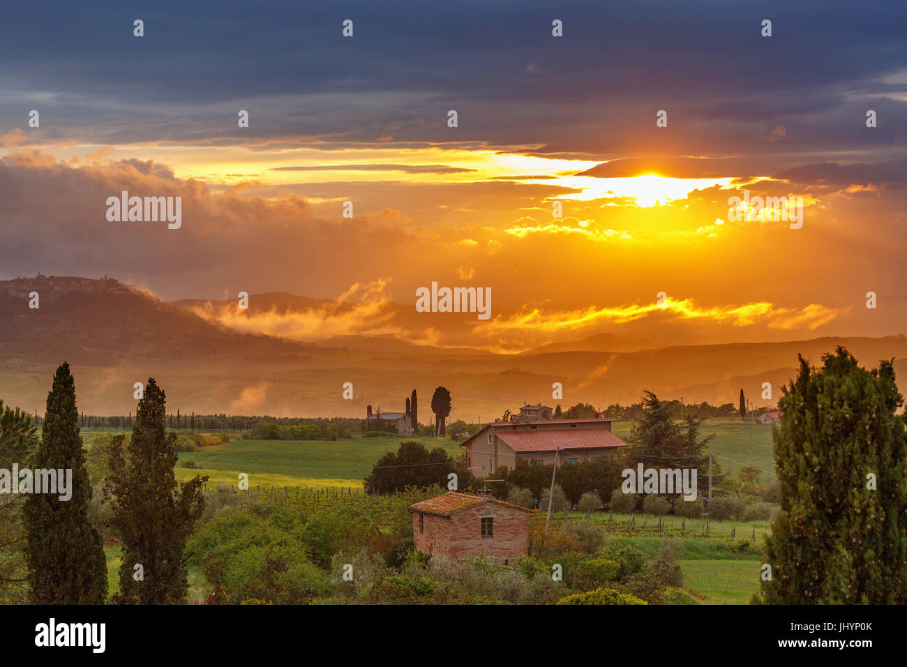 Sunrise over farm scene hi-res stock photography and images - Alamy