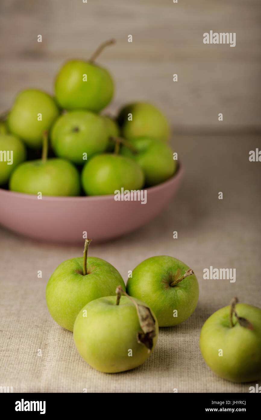 Free Photo  Top view of fresh organic green apples on white plate