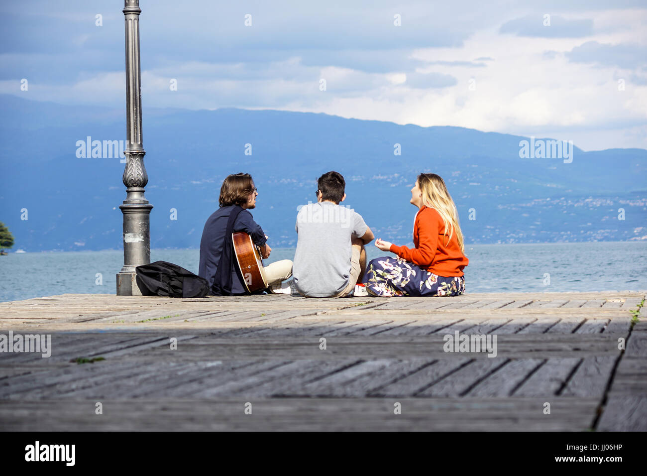 People group teens boys girls hi-res stock photography and images - Alamy