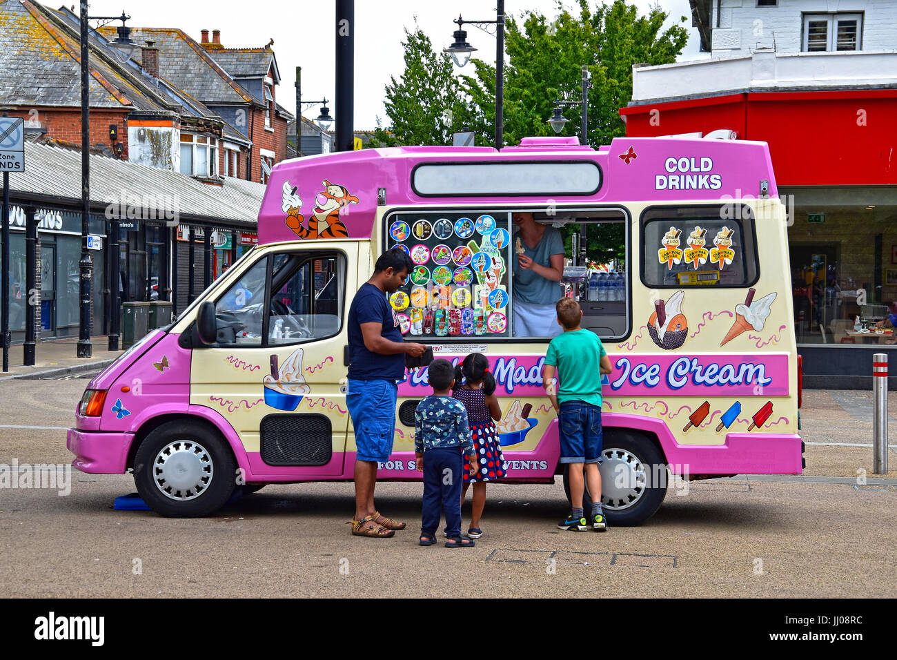 Kids eating ice cream van High Resolution Stock Photography and Images