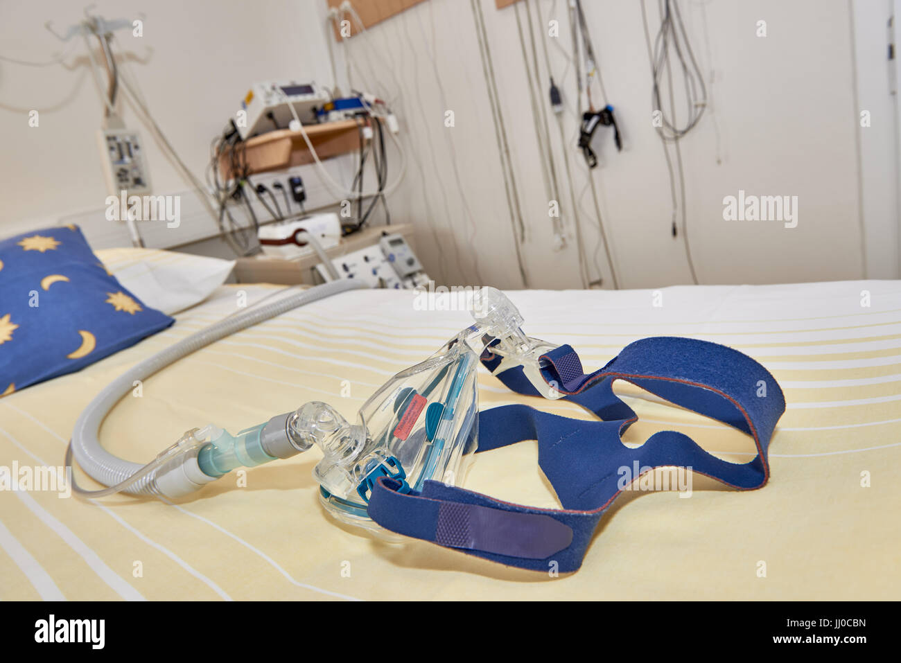 mask on bed in sleep laboratory Stock Photo Alamy