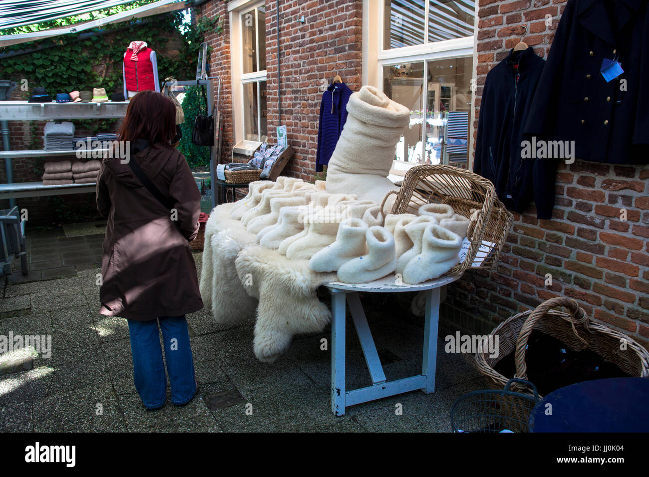 Netherlands, Zeeland, the village Veere on the peninsula Walcheren, shop with products made of sheep wool and sheepskin at the street Kerkstraat. Stock Photo
