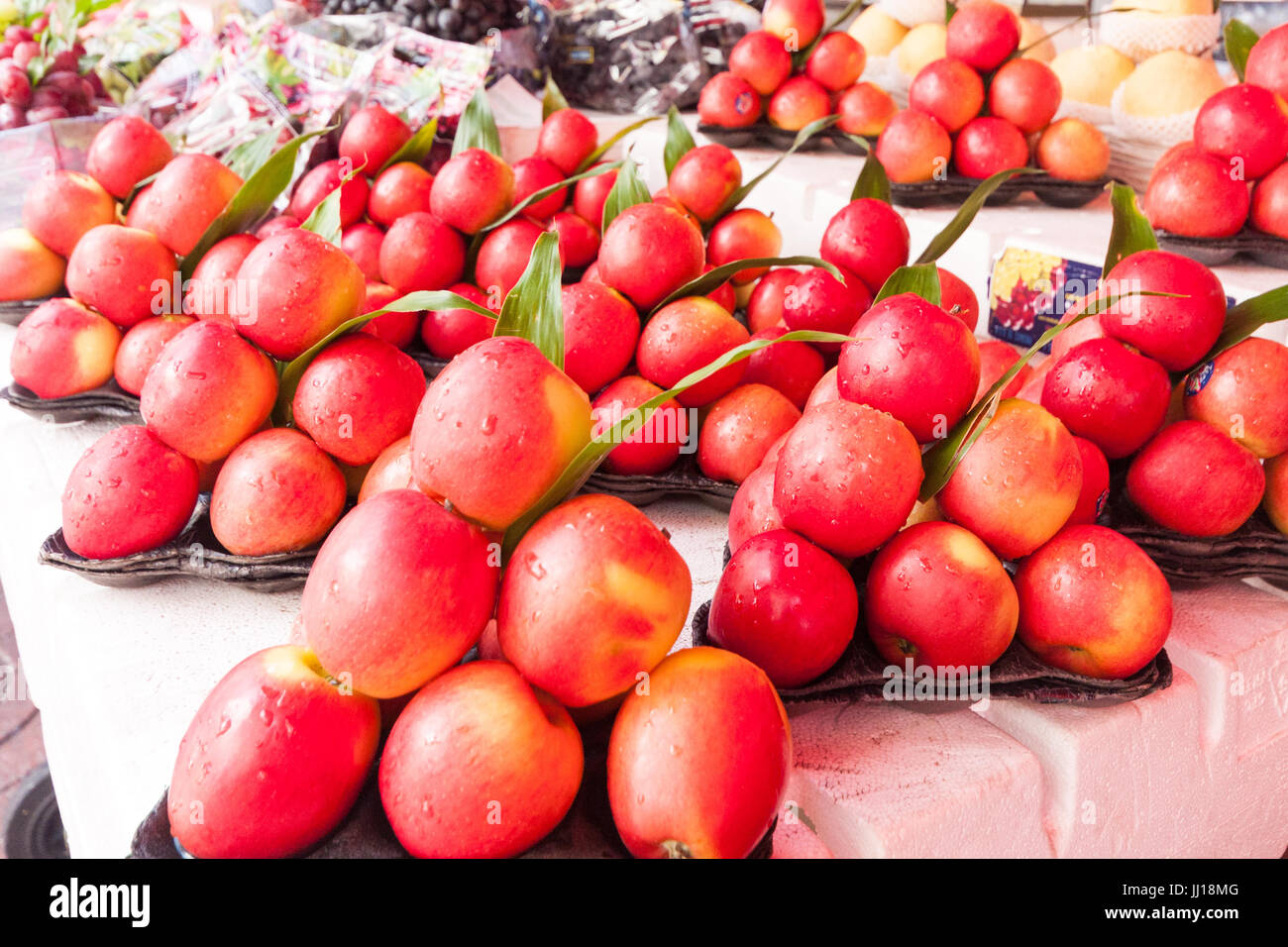 apple fruit market stall Bangkok Thailand Stock Photo Alamy
