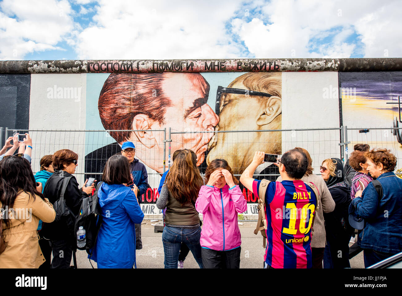 People kiss berlin wall graffiti east side gallery kiss hires stock