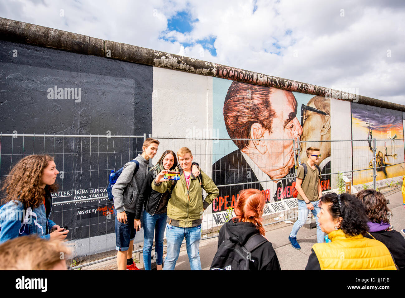 People kiss berlin wall graffiti east side gallery kiss hires stock