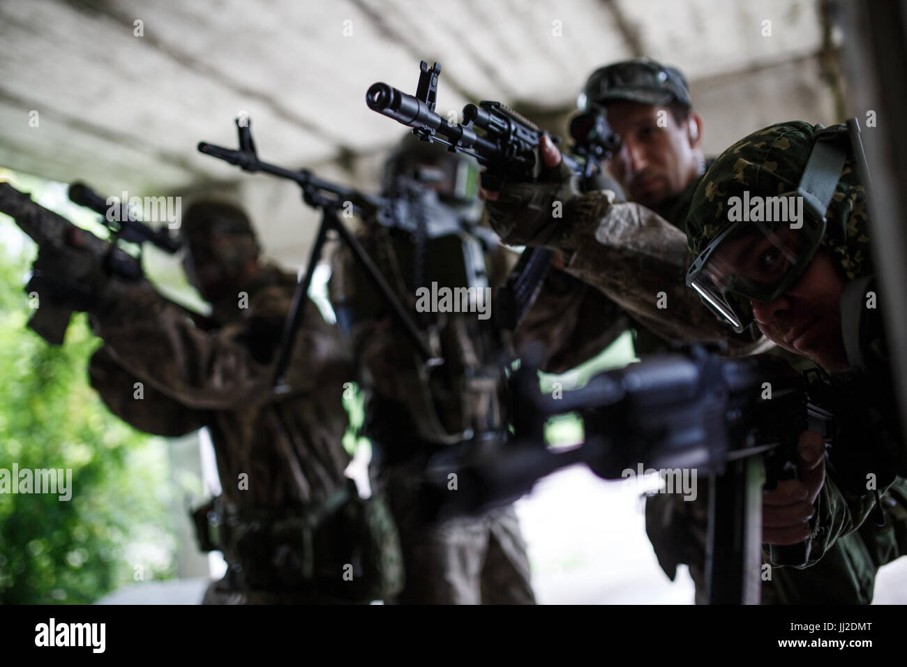 Military on assault of building Stock Photo - Alamy