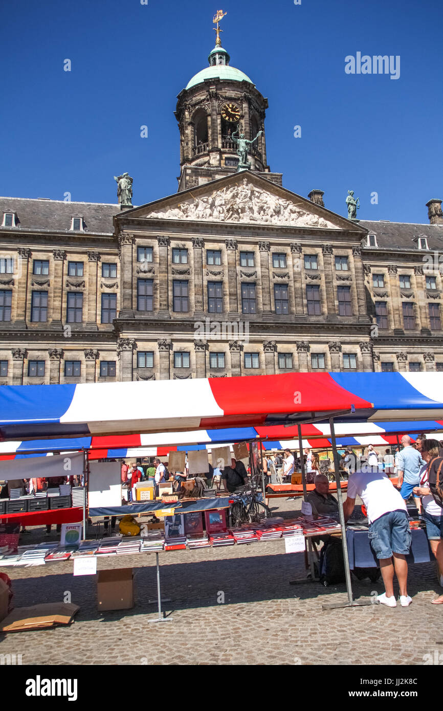 Brocante sur la place du Dam, Amsterdam, Pays-Bas - Secondhand trade on Dam square, Amsterdam, the Netherlands Stock Photo