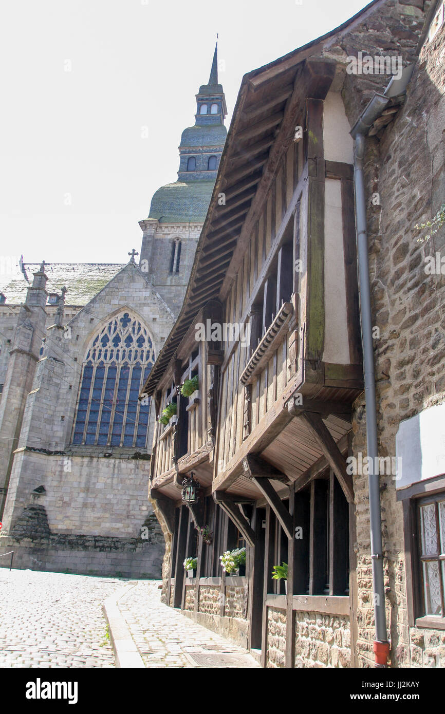 centre-ville-de-dinan-ville-fortifi-e-bretagne-france-dinan-city