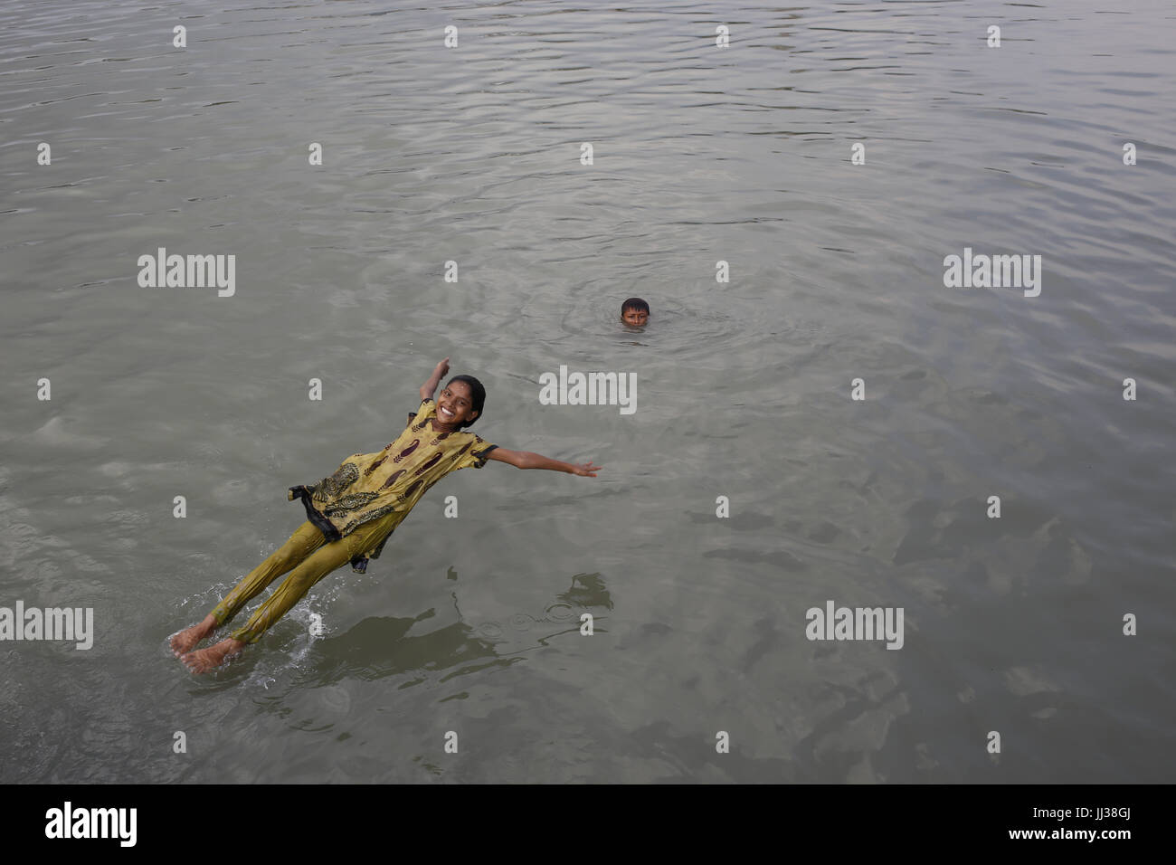 Dhaka, Bangladesh. 17th July, 2017. Children take a bath at polluted ...