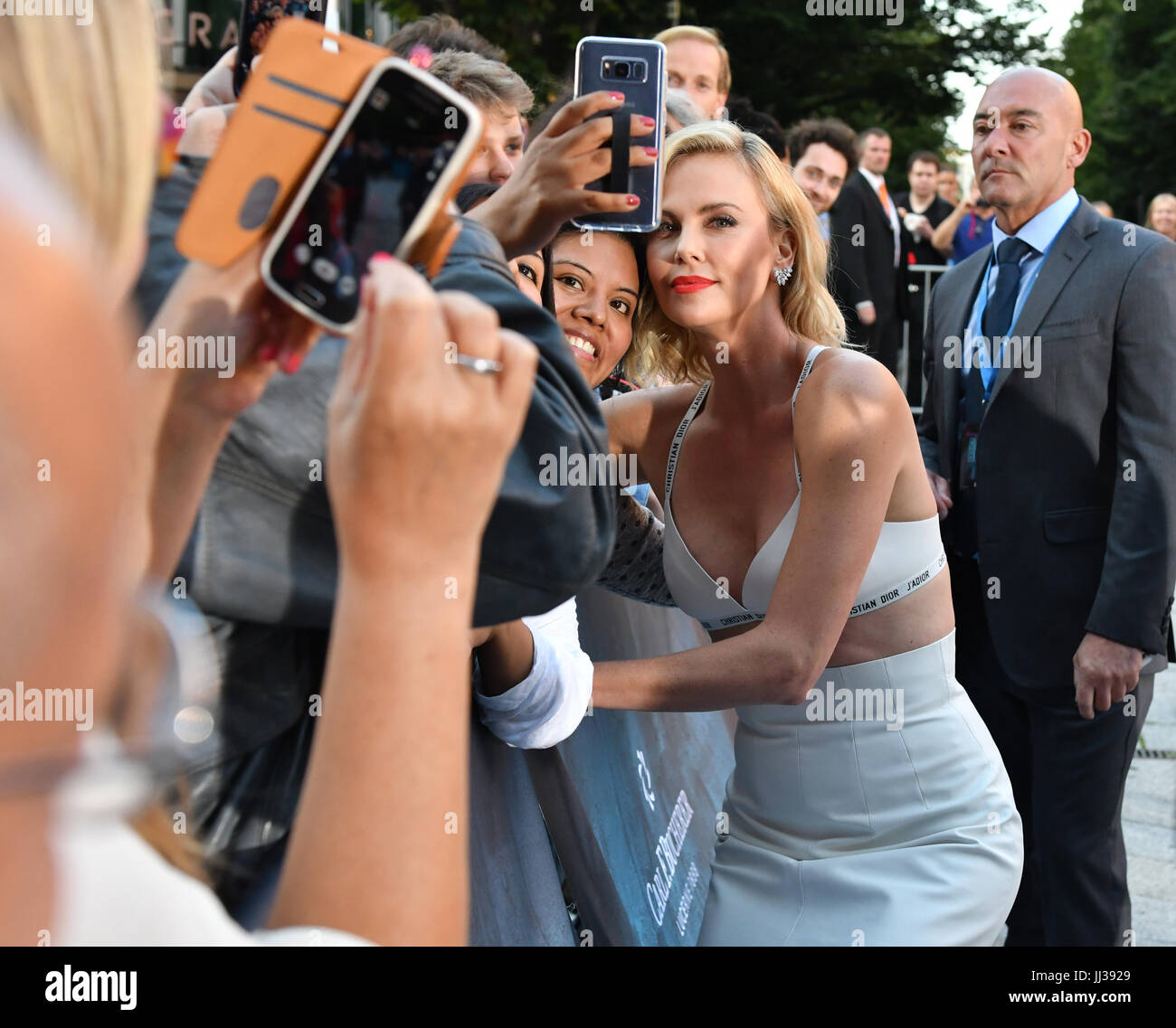 Berlin, Germany. 17th July, 2017. Actress Charlize Theron arrives at the world premiere of the film 'Atomic Blonde' in Berlin, Germany, 17 July 2017. Photo: Paul Zinken/dpa/Alamy Live News Stock Photo