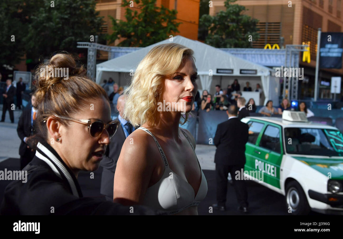 Exklusiv Zum 50 Geburtstag So Sah Charlize Theron In Ihrem Ersten Film Aus Die Krassesten Details - w3yccli