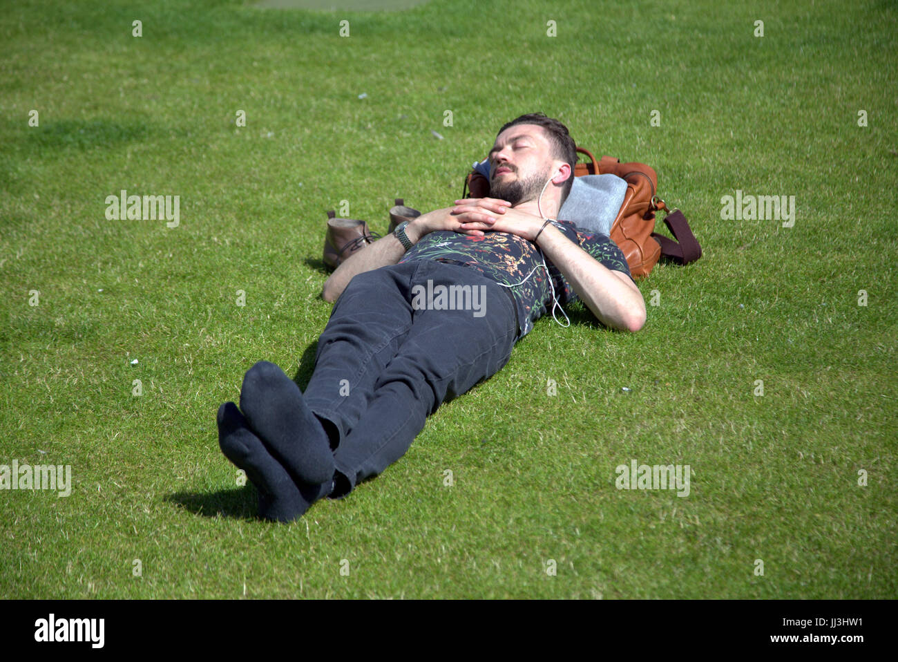 Glasgow, Scotland, UK. 18th July. Summer weather returns and Ed Westwick enjoys the summer in the city's George Square as Scotland catches some of the scorching UK weather Credit Gerard Ferry/Alamy news Stock Photo
